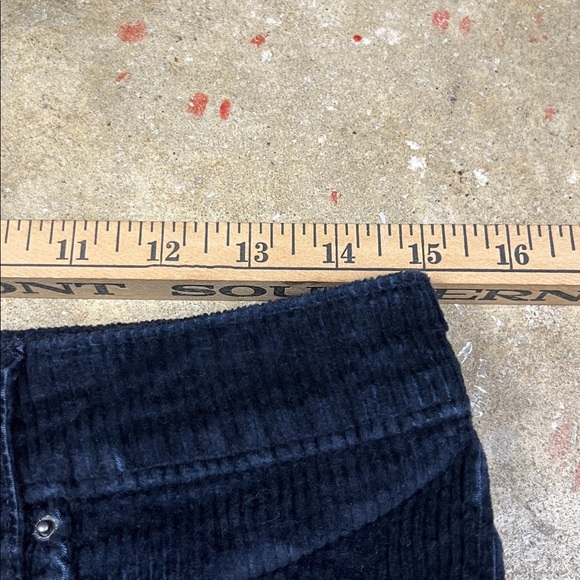 Levi’s Dark indigo Corduroy 721 High rise skinny Pants
Size: 31 - Picture 6 of 9